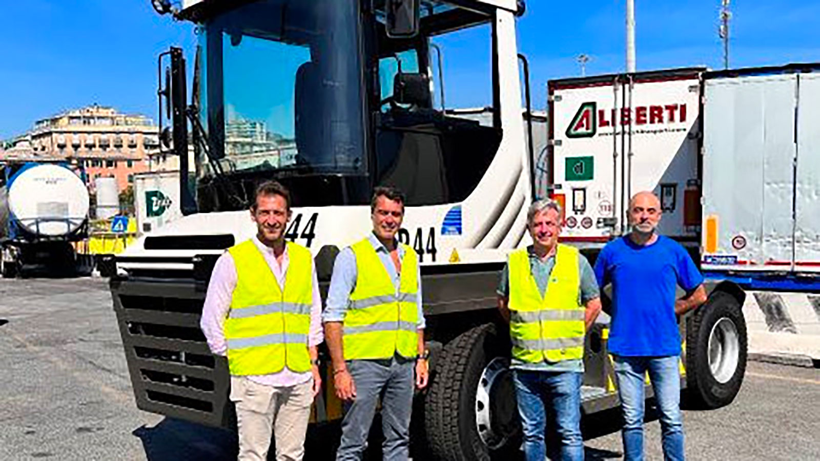 Al parco mezzi del terminal multipurpose genovese di Gavio 8 ingressi